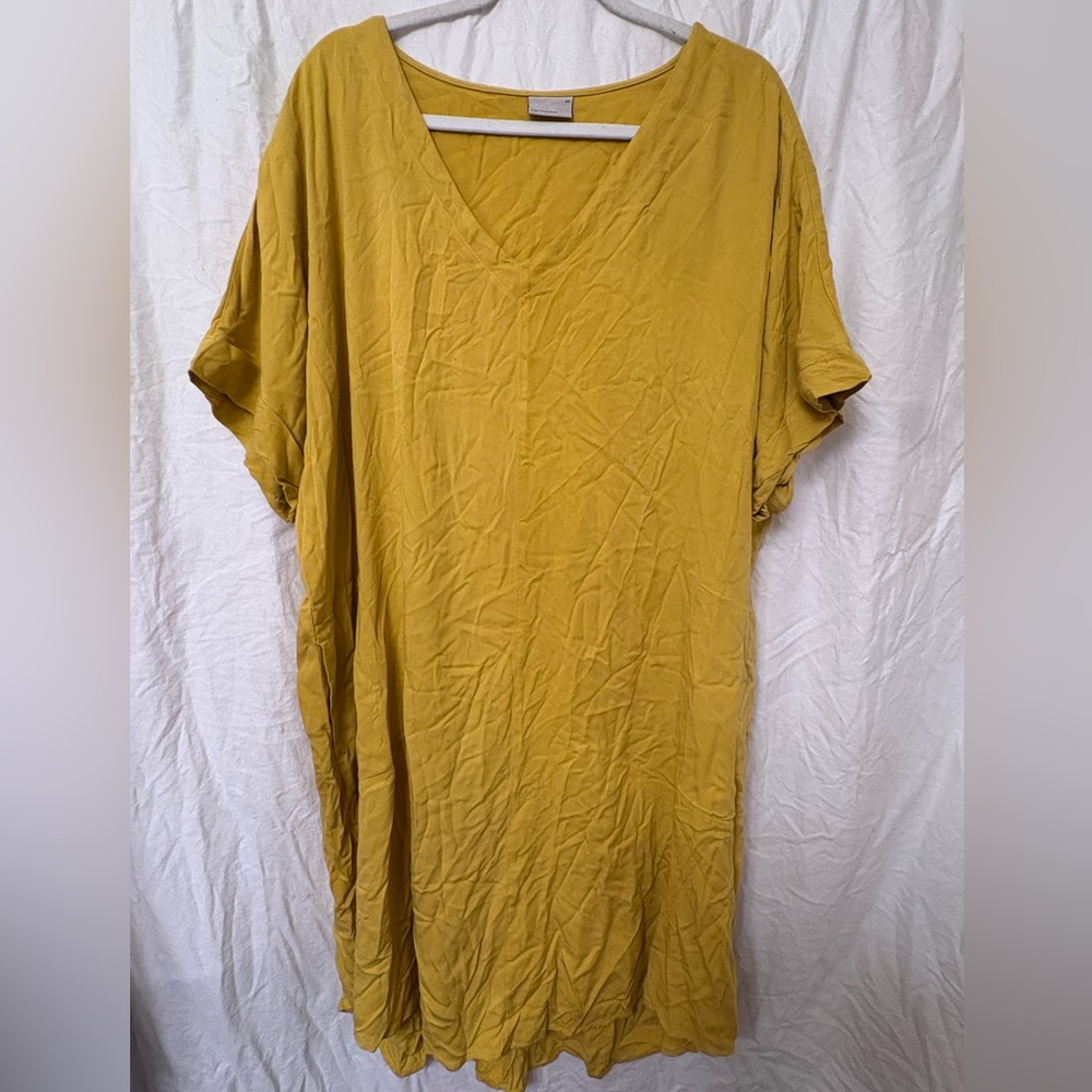 Sweet gold maxi dress with pockets. Size 2X.